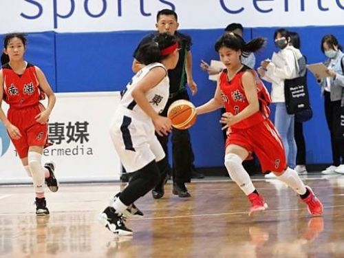 全國少年籃球錦標賽開打，籃球協會、T1隊和攻城獅隊都鼎力支持、鼓舞著參賽的學童們。